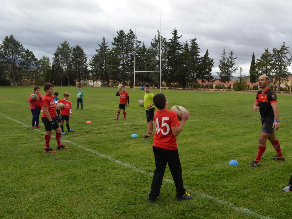 Los niños aprenden los secretos del rugby, un deporte con tradición en Tarazona.