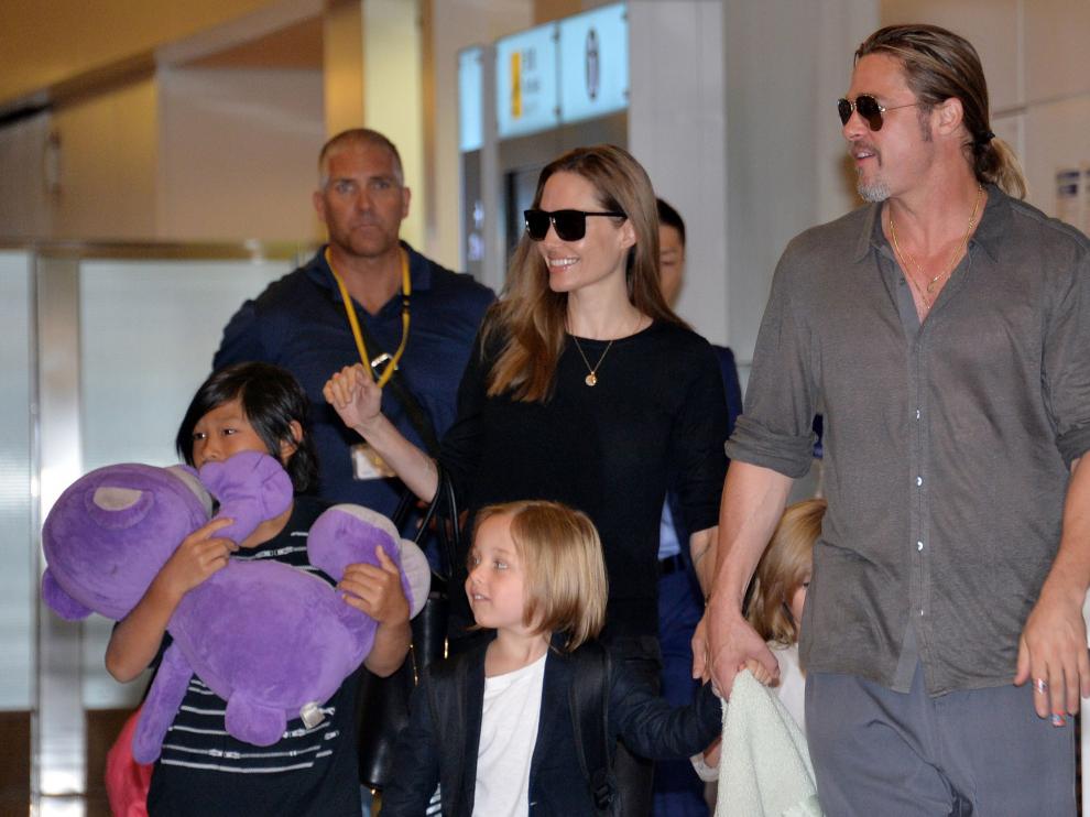Brad Pitt y Angelina Jolie con tres de sus hijos.