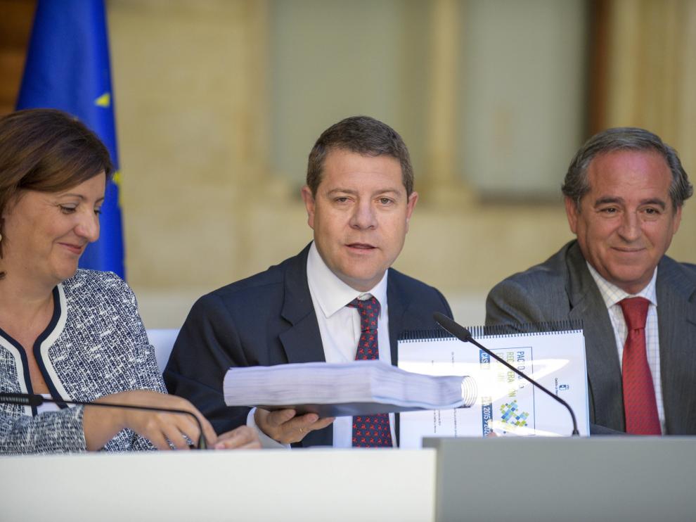 El presidente de Castilla-La Mancha, Emiliano García-Page (centro)