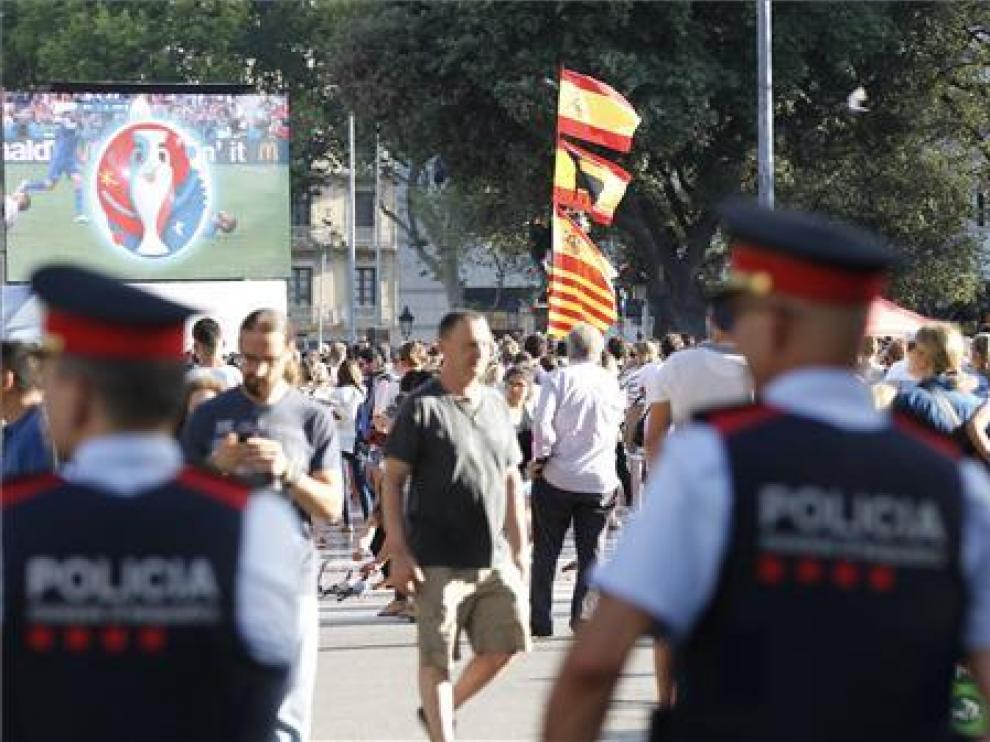 El Ayuntamiento de Barcelona multa a quienes han colocado pantalla sin permiso