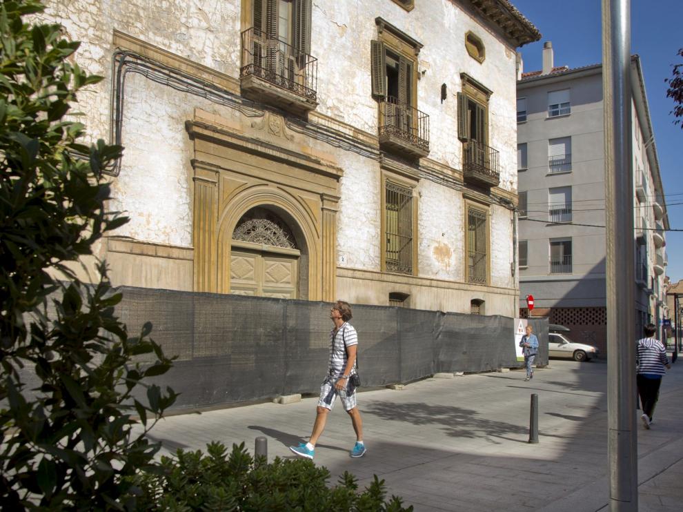 El palacio de Villa Antonia, ayer en Calatayud, vallado para reducir riesgos para la vía pública.