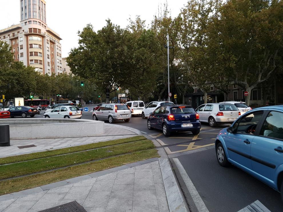 Retenciones en la plaza Basilio Paraíso por el corte del paseo de Pamplona.