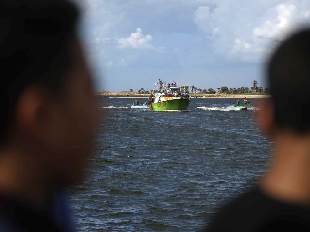 Imagen del rescate de un barco naufragado en la costa egipcia.