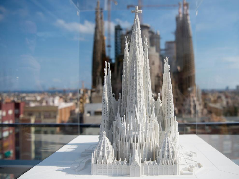 Recreación de la Sagrada Familia delante de las obras del templo barcelonés.
