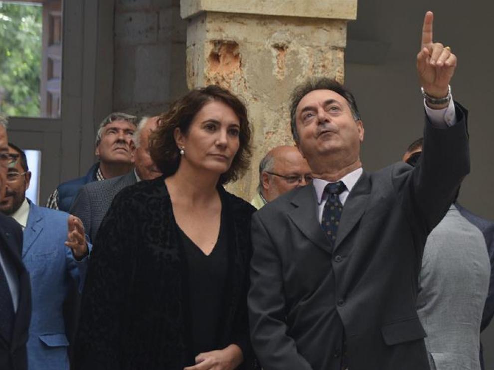 La consejera de Cultura y Turismo, Maria Josefa Garcia junto al alcalde del Burgo de Osma, Jesús Angel Romero durante la inauguración de los actos con motivo del Día del Turismo de Castilla y León.