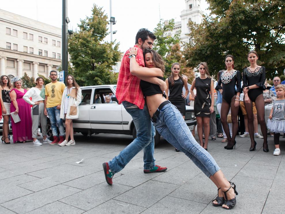 El público se arremolinó alrededor de los protagonistas que ofrecieron varias piezas de música y baile.