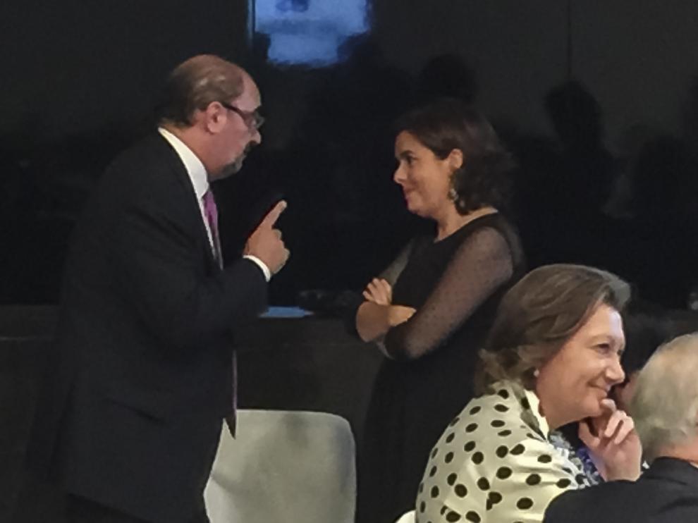 Javier Lambán y Soraya Sáenz de Santamaría hicieron un aparte para conversar unos minutos. En primer plano, a la derecha, Luisa Fernanda Rudi y Manuel Pizarro.