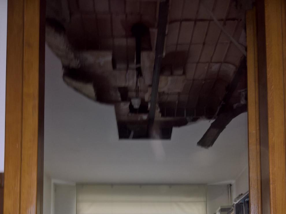 Cae parte del techo de uno de los despachos de la Facultad de Filosofía y Letras.