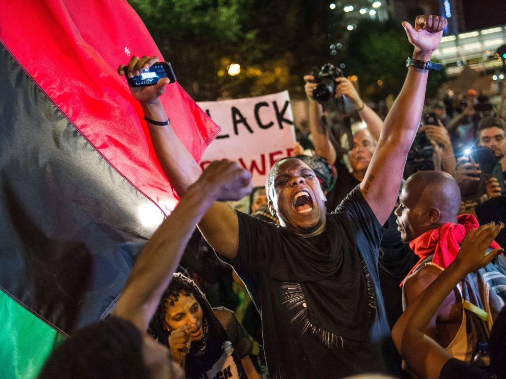 Tercera noche de protestas en Charlotte por la muerte de un afroamericano a manos de la policía