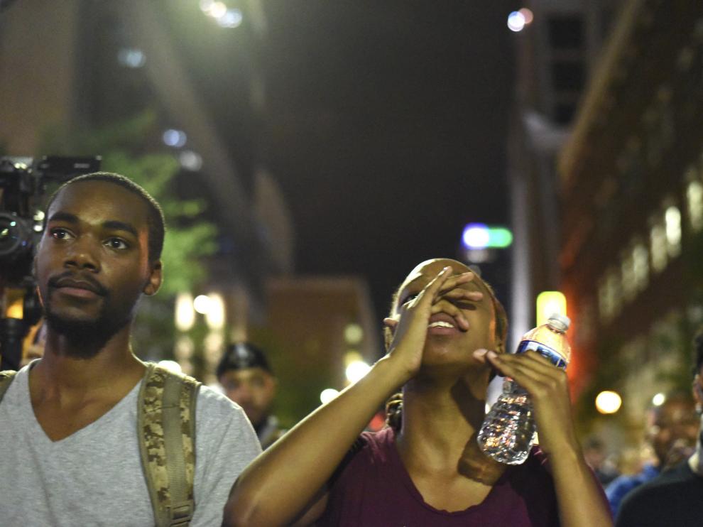 Tercera noche de protestas en Charlotte por la muerte de un afroamericano a manos de la policía