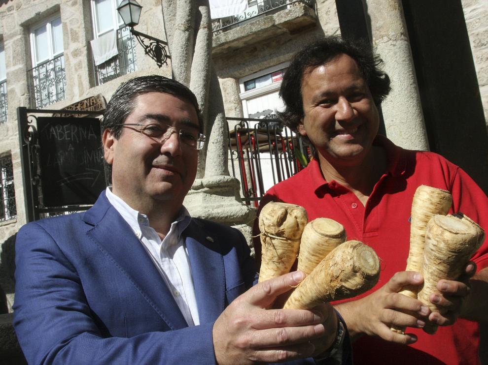 El alcalde de Covilha, Vitor Pereira y el profesor de Ciencias de la Salud de la Universidad Beira Interior de Covilha, Eduardo Cabaco, con algunos ejemplares de cherovía.