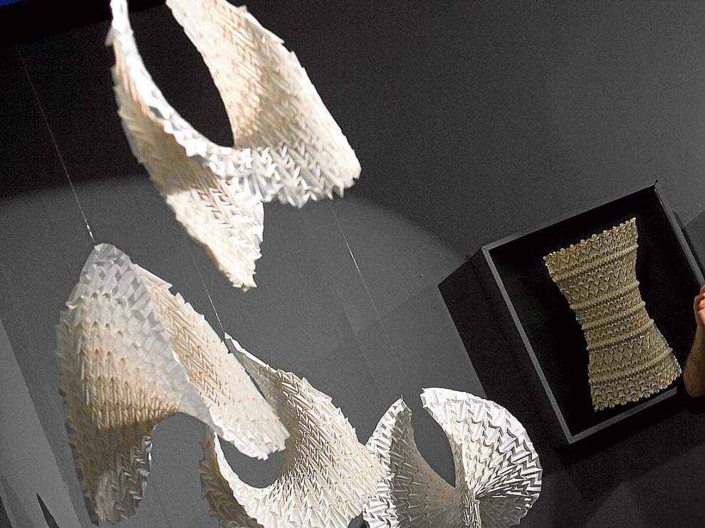 El artista italiano Andrea Russo explica una de sus obras de papel de la exposición en el Centro de Historias.
