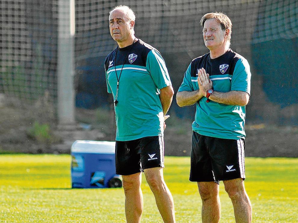 Juan Antonio Anquela observa preocupado un entrenamiento de su equipo junto a su segundo, Juan Carlos Carretero.