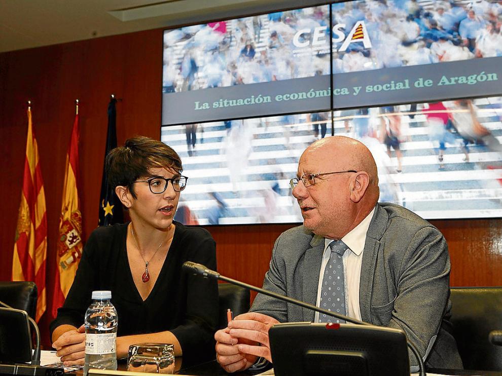 La presidenta de las Cortes, Violeta Barba, y el presidente del CESA, José Manuel Lasierra.