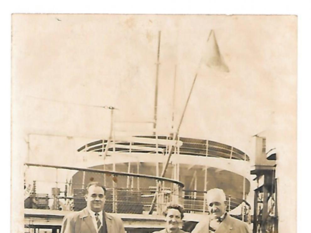 Santiago Gastón, primero por la derecha, en una foto sin datar.