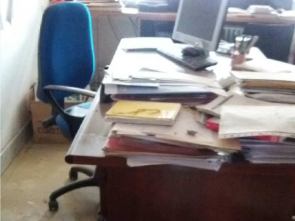 El techo se ha precipitado sobre el mobiliario de uno de los despachos de la Facultad.