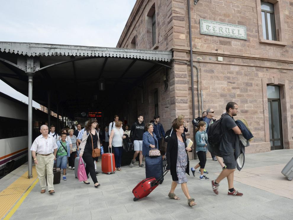 Los viajeros se dirigieron desde la estación a los dos autobuses habilitados por Renfe.