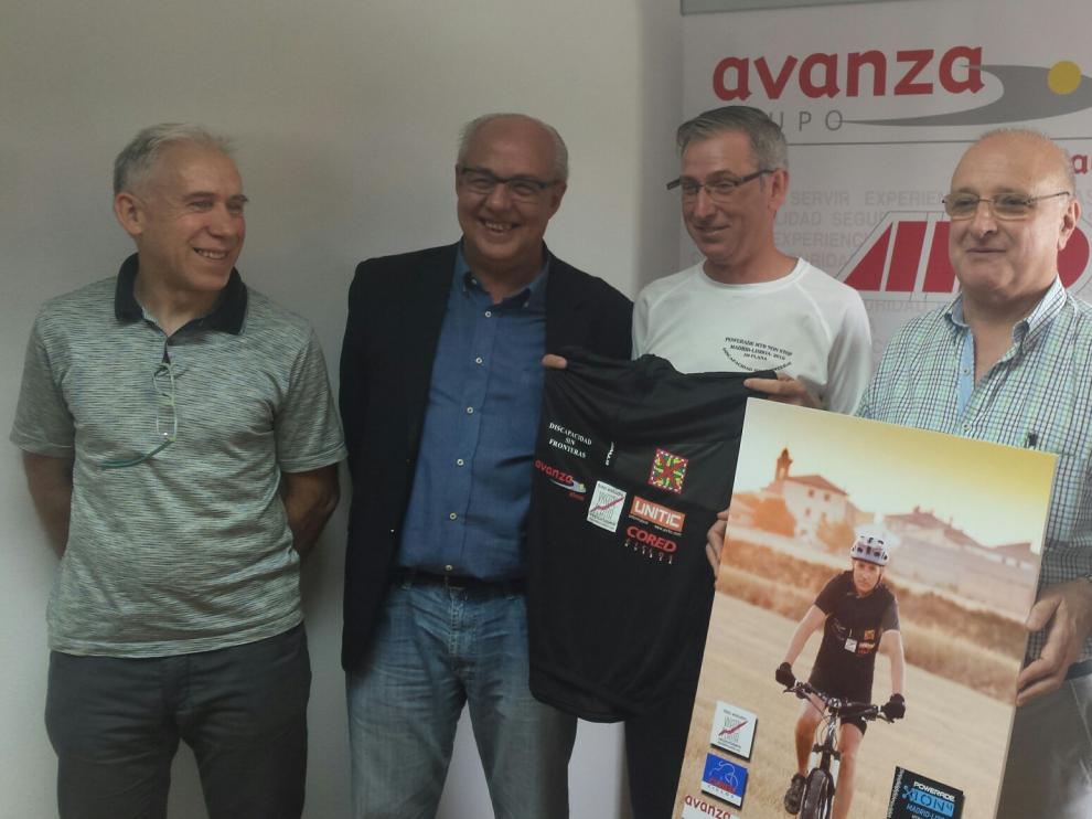 En el centro José Manuel Plana sostiene el maillot que llevará en la Madrid-Lisboa de BTT junto a sus patrocinadores Miguel Cored (Ciclos Cored), Miguel Ángel Fustero (Alosa), Vicente Plana (Fotografía Vicente Plana) y David Justes (Unitic Informática).