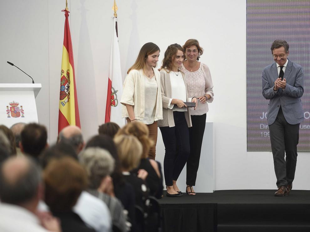Ana y Marta, las hijas de José Antonio Lasheras, junto a la directora del Museo de Altamira, Pilar Fatás.