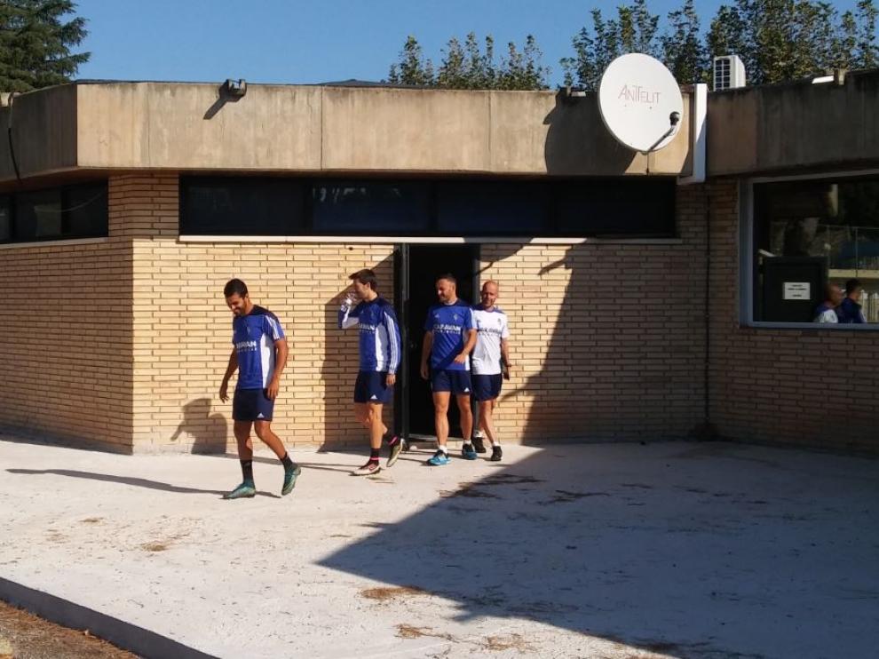 Ángel, Lanzarote y el lesionado Xumetra salen de la sesión de vídeo, junto a recuperador Andrés Ubieto, en el entrenamiento matinal de este sábado.