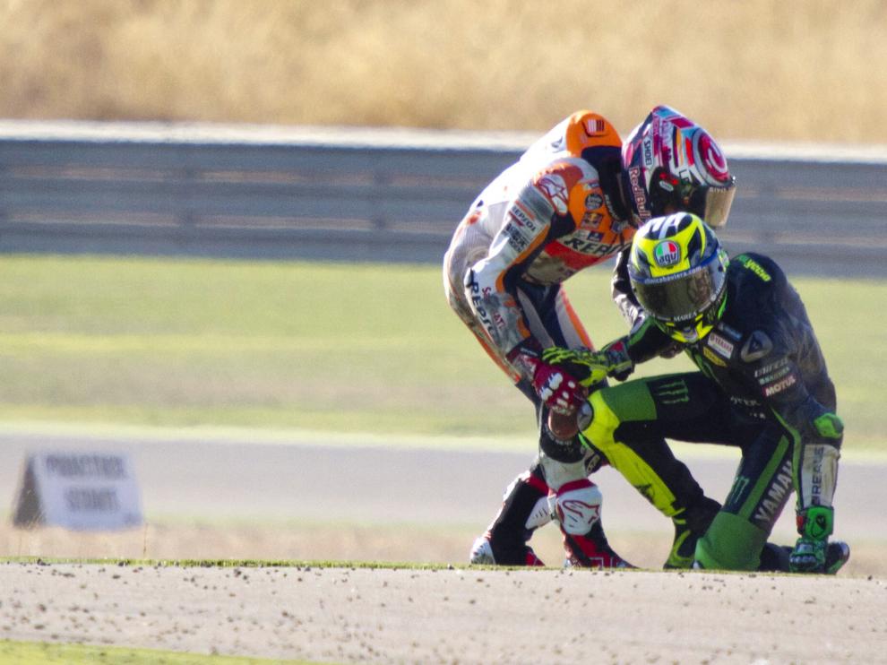 Marc Marquez ayuda a levantarse a Pol Spargaró en Alcañiz.