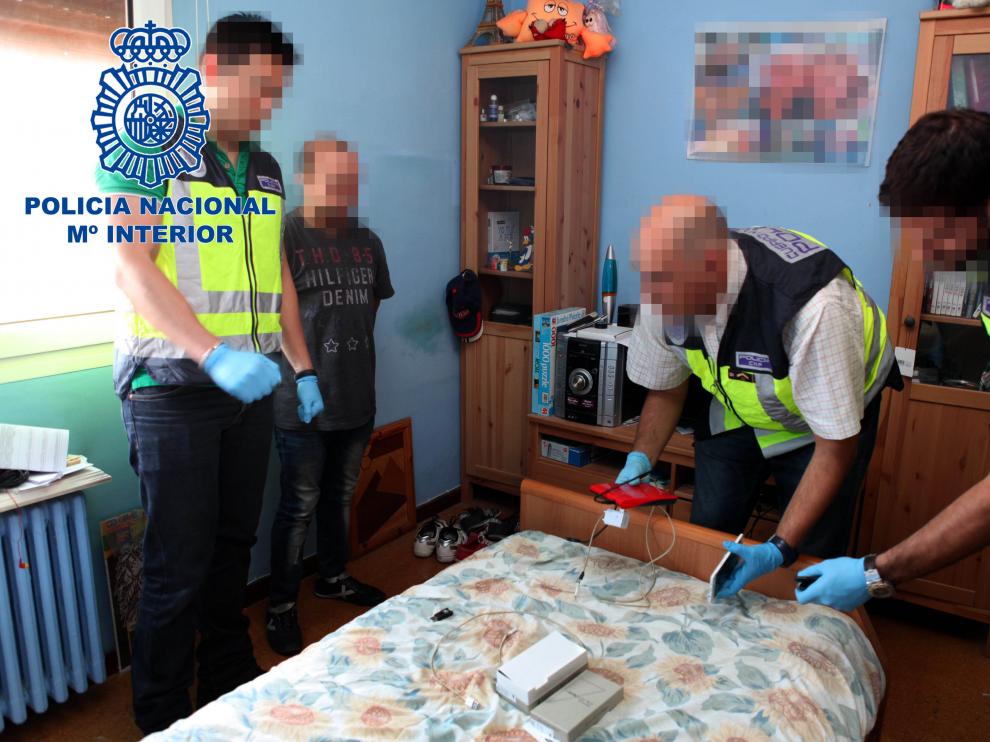 Imágenes de la detención del 'ciberdepredador sexual', situado a la izquierda y con camiseta negra