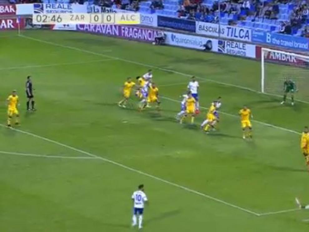 Captura de las imágenes de television del momento en el que Lanzarote ejecuta la falta directa que supuso el 1-0 ante el Alcorcón tras desviar ligeramente con la cabeza David Rodríguez.