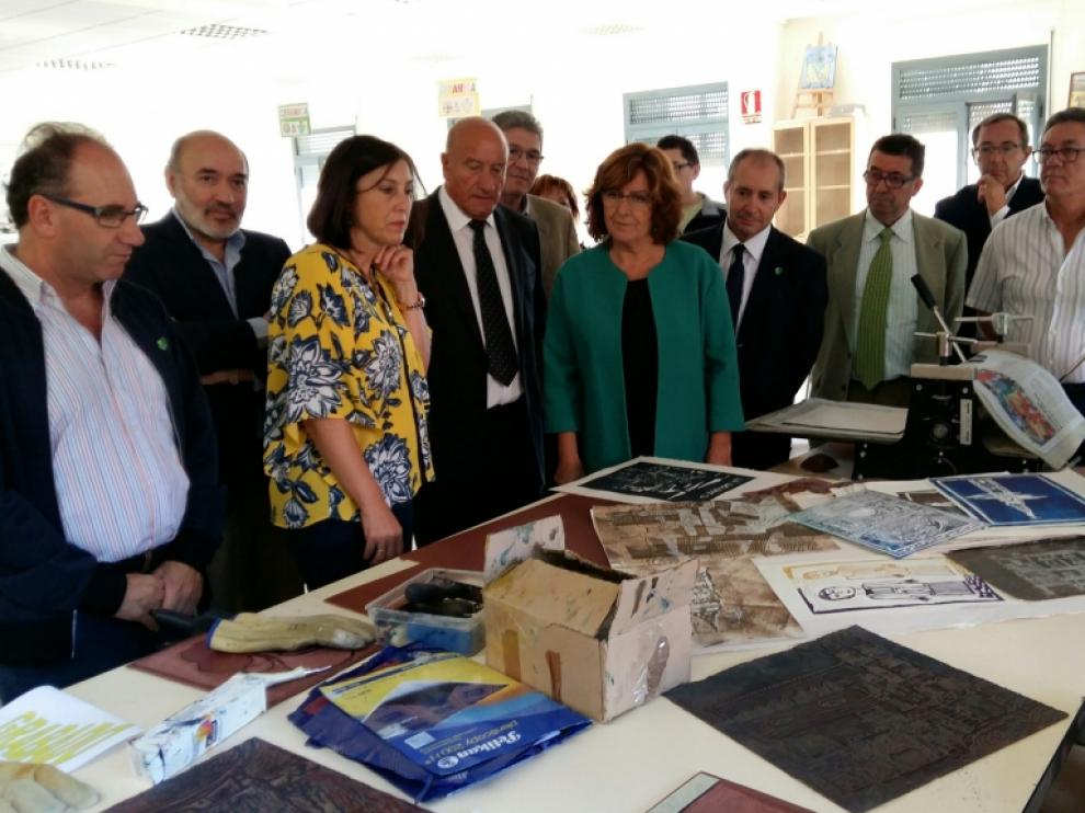 La consejera Broto durante su visita a la residencia Amibil de Calatayud.