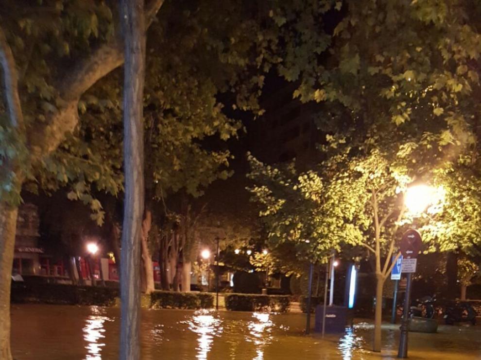 El paseo de la Mina, anegado tras el reventón de una tubería.