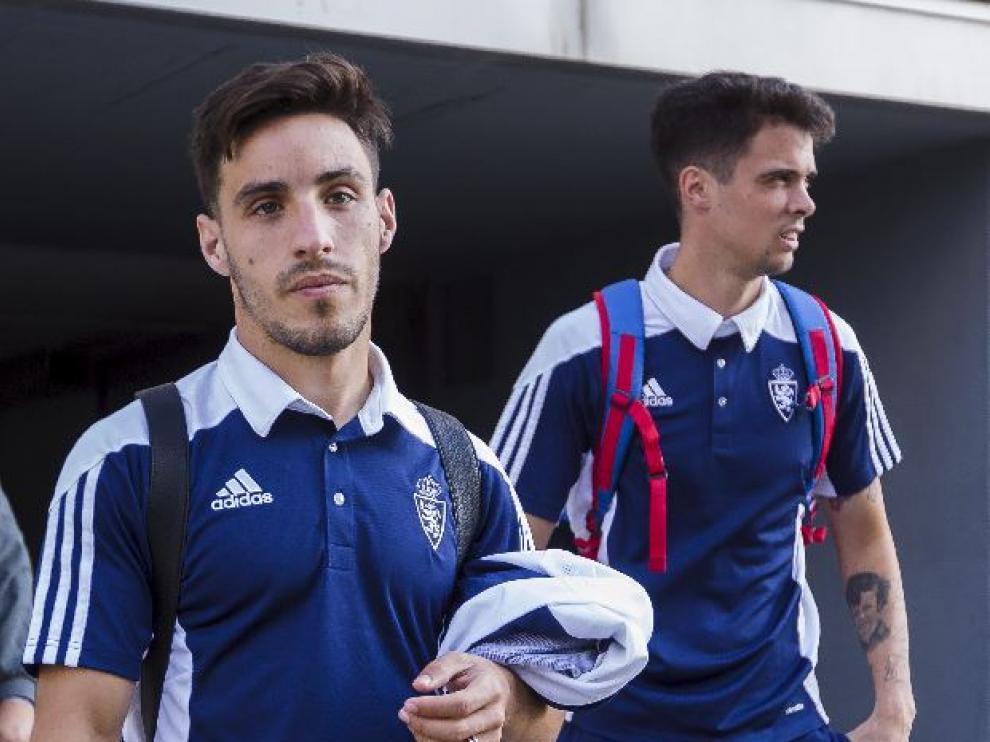 Isaac y Morán, dos presumibles titulares en Soria, a la salida del equipo en La Romareda rumbo a Soria.