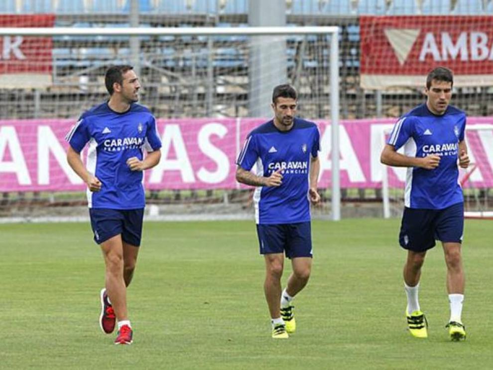 José Enrique, a la izquierda, junto a Cani y Zapater, viejos amigos suyos y valedores en su llegada al Real Zaragoza.