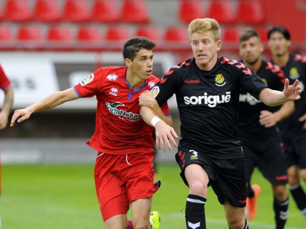Imagen del Numancia-Nástic de Tarragona (1-0) del pasado fin de semana. Agarrón sin balón en juego de un futbolista numantino a otro del cuadro catalán.