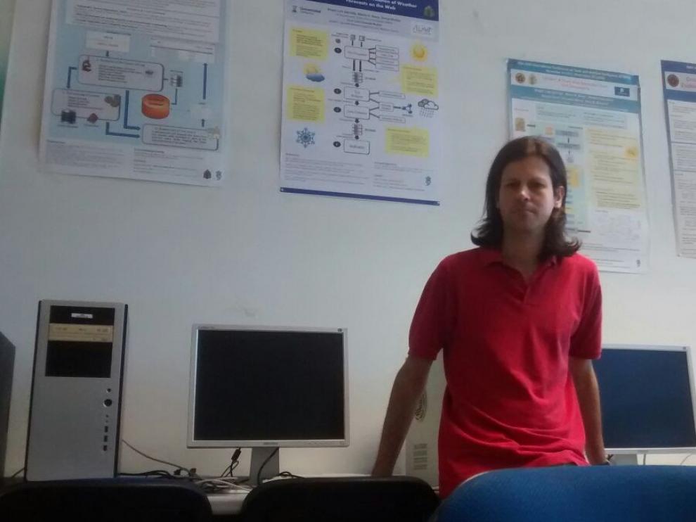 José Ignacio Requeno, en la sala de Informática de la Universidad.
