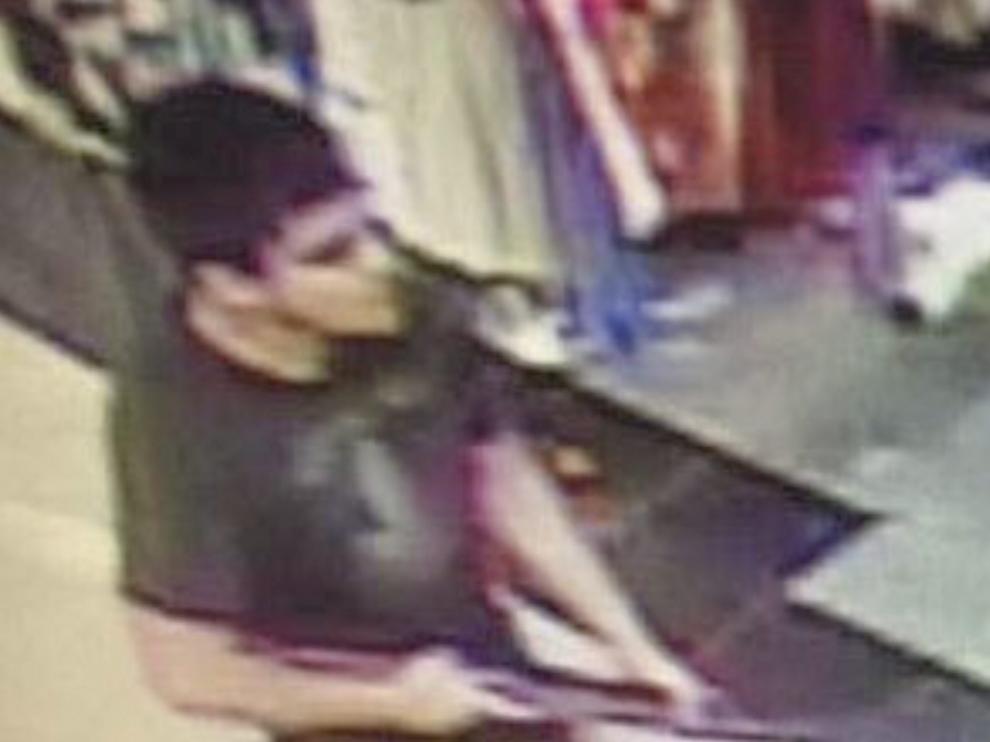 El presunto autor del tiroteo en Burlington, con el rifle en la mano, captado por una cámara del centro comercial.