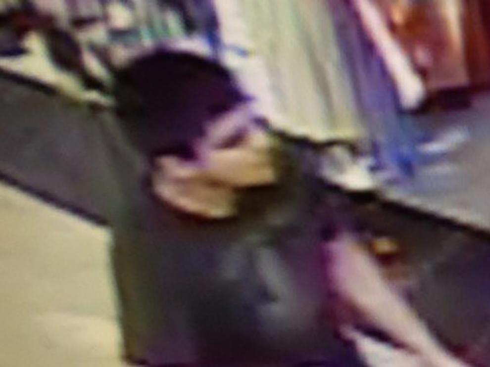 El presunto autor del tiroteo en Burlington, con el rifle en la mano, captado por una cámara del centro comercial.