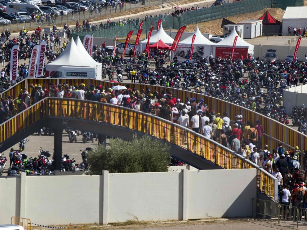 Miles de personas han acudido este domingo a Alcañiz para no perderse la cita de los mejores pilotos del mundo en el Gran Premio Movistar de Aragón.