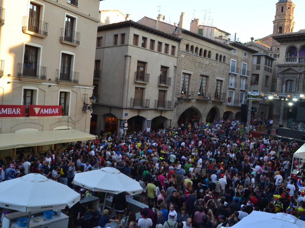 La plaza de España se llenó desde primera hora de la tarde hasta muy entrada la madrugada