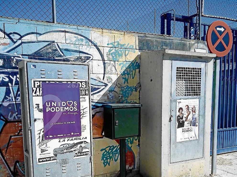 Carteles pegados durante la campaña del 26-J.