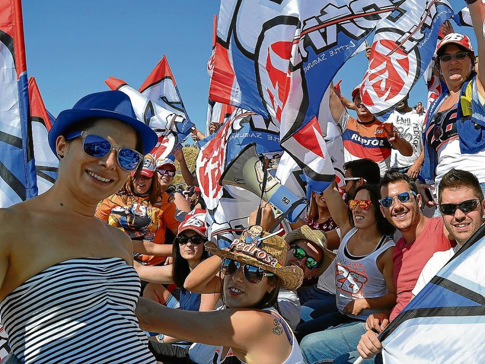Los seguidores de Dani Pedrosa viven la carrera desde la grada 3 y ayer celebraron un sorteo de las botas del piloto y la paella 'pedrosista'.