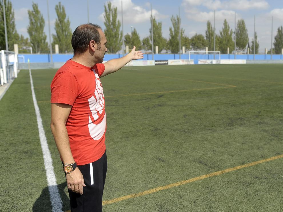 Miguel Ángel Pardos, secretario adjunto del R. S. S. Santa Isabel, señala el lugar del campo donde ha caído desplomado el jugador.