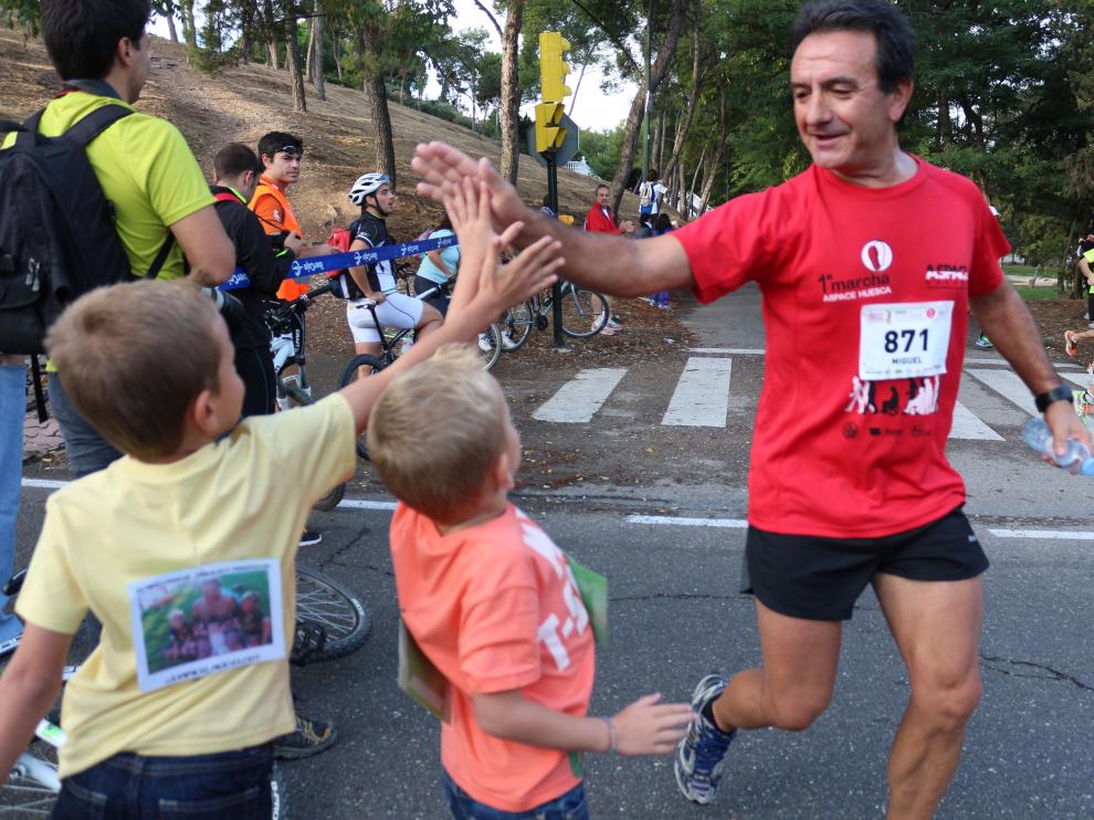 Miguel Montori saluda a sus sobrinos a su paso por el Parque Grande.