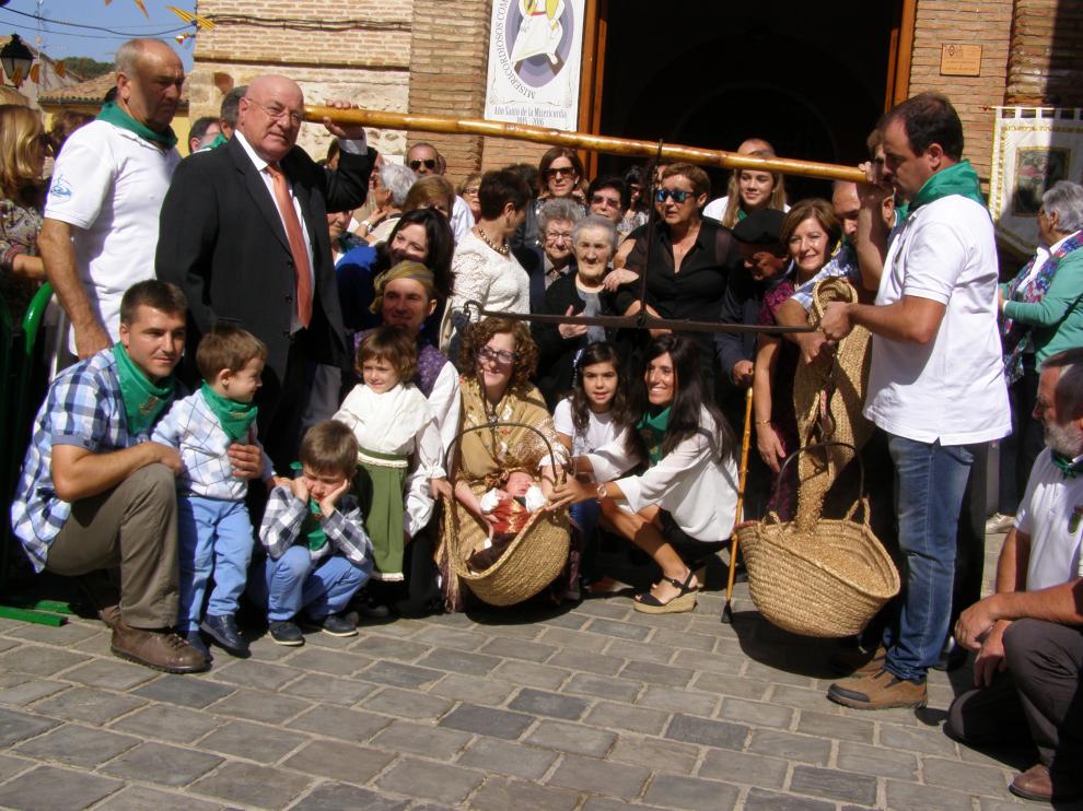 Daniel, bebé de Lituénigo se ha pesado en la balanza acompañado de toda su familia.