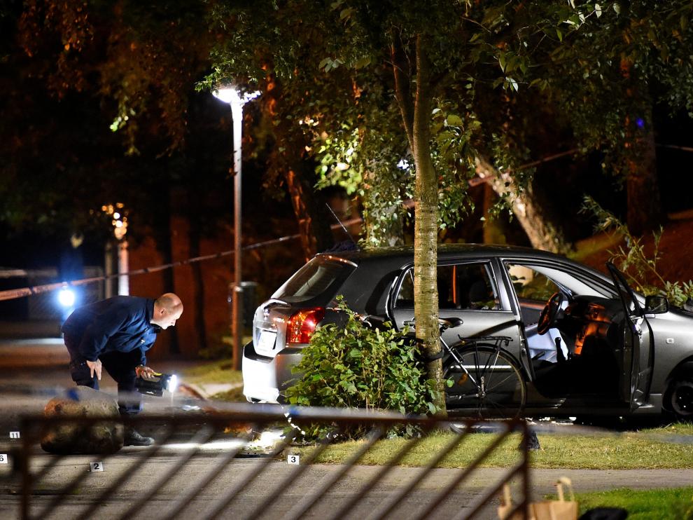 La Policía registra un coche sospechoso.