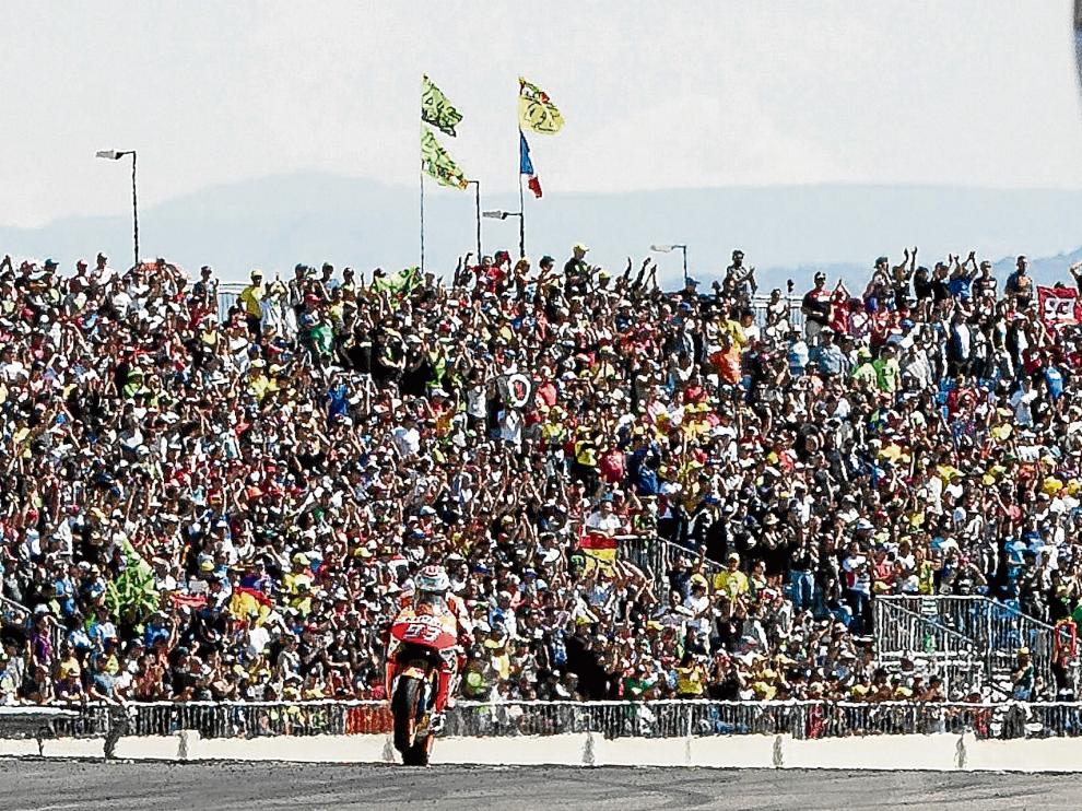 Marc Márquez entra en meta haciendo un caballito, ante la euforia de la afición congregada en Motorland.