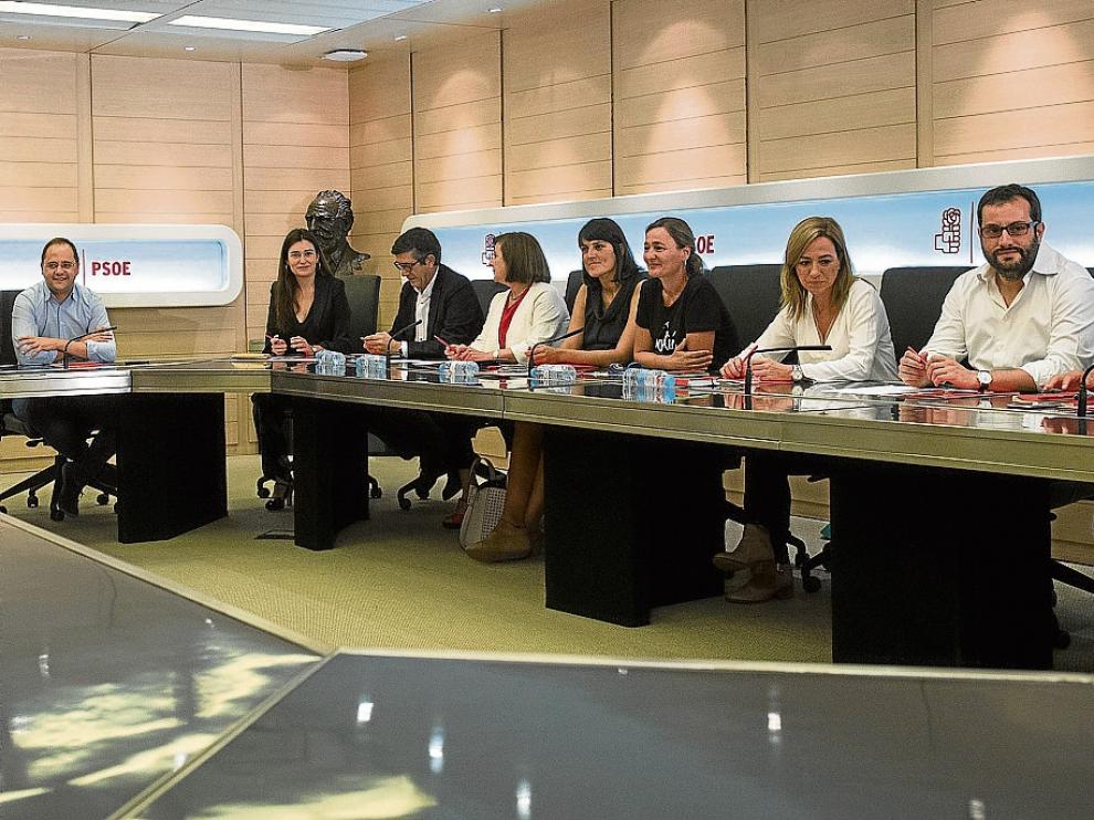 Sumelzo, primera a la derecha, durante la comisión permanente que celebró ayer el PSOE federal.