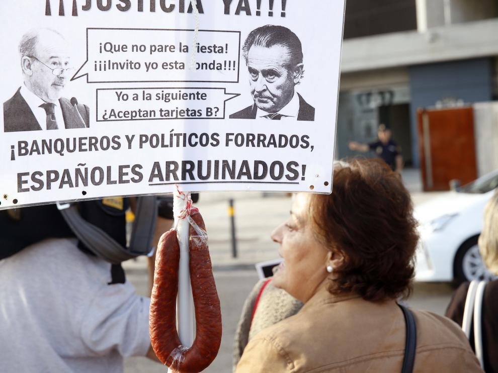 Foto de archivo de manifestantes ante la llegada de Blesa y otros acusados por las tarjeta opacas a la Audiencia Nacional.