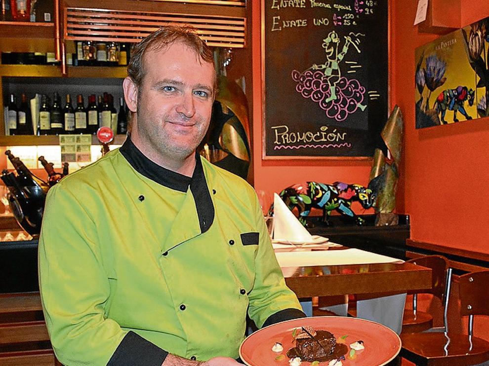 David Pardos, jefe de cocina del restaurante Palomeque, muestra un guiso de carrilleras de ternera.