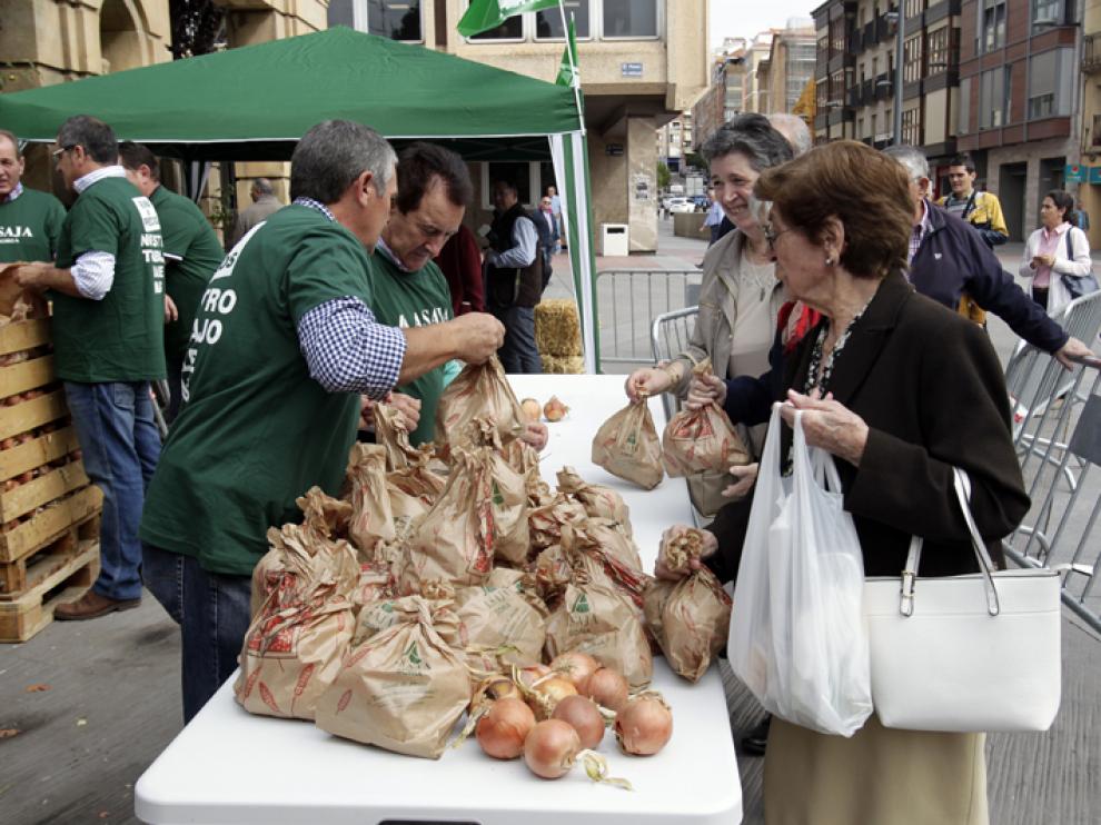 Reparto de cebollas en Mariano Granados