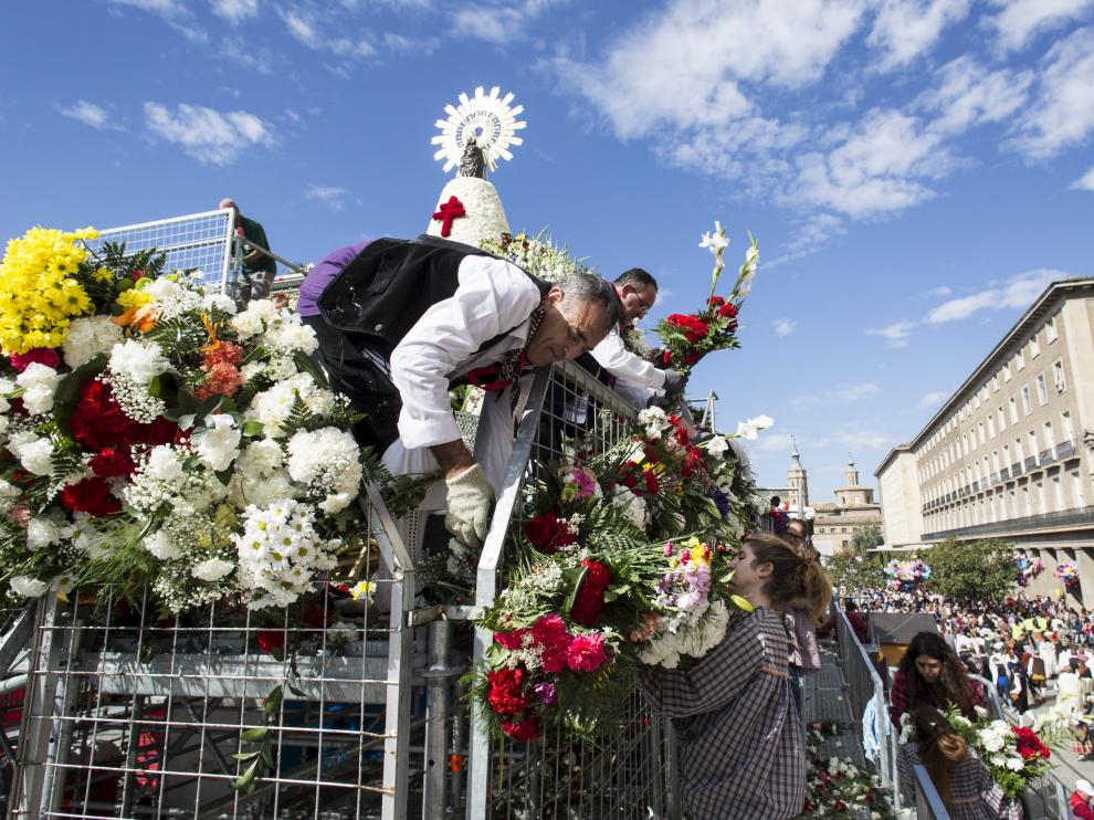 Los jardineros municipales (no de las contratas) llevan trabajando en la Ofrenda desde el inicio.