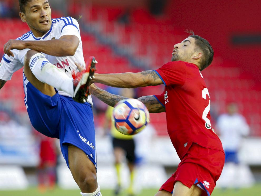 Marcelo Silva despeja un balón ante la cercana presencia de un jugador del Numancia.